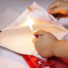 Charger l'image dans la galerie, Couverture anti-feu déployée pour étouffer un feu d'huile en cuisine