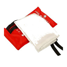 Charger l'image dans la galerie, Couverture anti-feu pliée avec sa pochette de rangement, fond blanc
